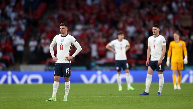 Timnas Inggris terancam mendapatkan denda hingga Rp160,231 juta usai membuat tiga pelanggaran saat melawan Denmark di semifinal Euro 2020 (Euro 2021).