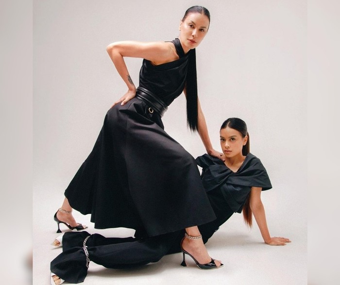 Sophia dan Eva baru-baru ini membagikan foto-foto yang memamerkan keharmonisan hubungan ibu dan anak melalui platform Instagram mereka. Pose kedua model, pemeran, dan penyanyi ini mampu ciptakan kesan pemotretan high fashion. (Foto: Instagram.com/evacelia)