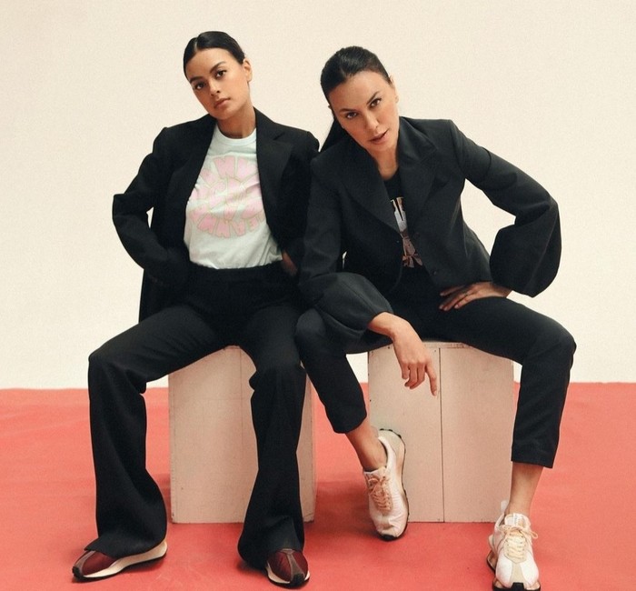 Sophie dan Eva tampil kompak dalam balutan black suit dan sneakers serta tananan rambut sleek ponytail, menghasilkan gaya casual namun tetap classy. Hmm, jadi tampak seperti pasangan adik-kakak, ya? (Foto: Instagram.com/evacelia)