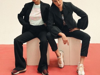 Siapa yang tak kenal duo ibu dan anak artis Sophia Latjuba dan Eva Celia? Keduanya kerap jadi sorotan publik berkat paras cantiknya yang seakan tak pernah pudar. Nah, kira-kira seperti apakah serunya momen pemotretan mereka? (Foto: Instagram.com/sophia_latjuba88)