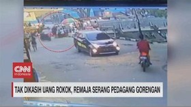 VIDEO: Tak Dikasih Uang Rokok, Remaja Serang Pedagang