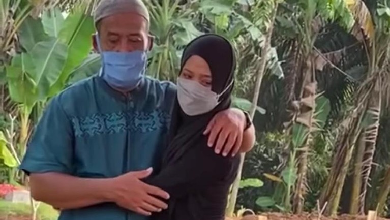 Adik Asri Welas, Puguh Yuniantoko meninggal dunia jelang acara pernikahannya. Sang calon istri pun menangis di makam Puguh. Yuk intip!