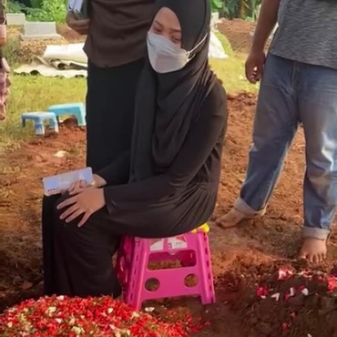 Tangisan Calon Istri Adik Asri Welas yang Meninggal Jelang Pernikahan