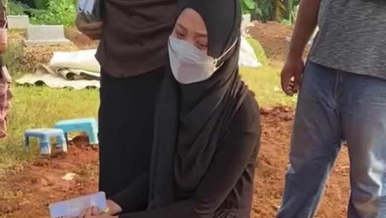 Tangisan Calon Istri Puguh Adik Asri Welas yang Meninggal Jelang Pernikahan Adik Asri Welas, Puguh Yuniantoko meninggal dunia jelang acara pernikahannya. Sang calon istri pun menangis di makam Puguh. Yuk intip!
