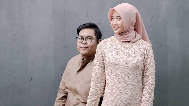 Tangisan Calon Istri Puguh Adik Asri Welas yang Meninggal Jelang Pernikahan Adik Asri Welas, Puguh Yuniantoko meninggal dunia jelang acara pernikahannya. Sang calon istri pun menangis di makam Puguh. Yuk intip!