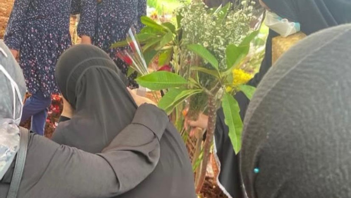 Adik Asri Welas&comma; Puguh Yuniantoko meninggal dunia jelang acara pernikahannya&period; Sang calon istri pun menangis di makam Puguh&period; Yuk intip&excl;