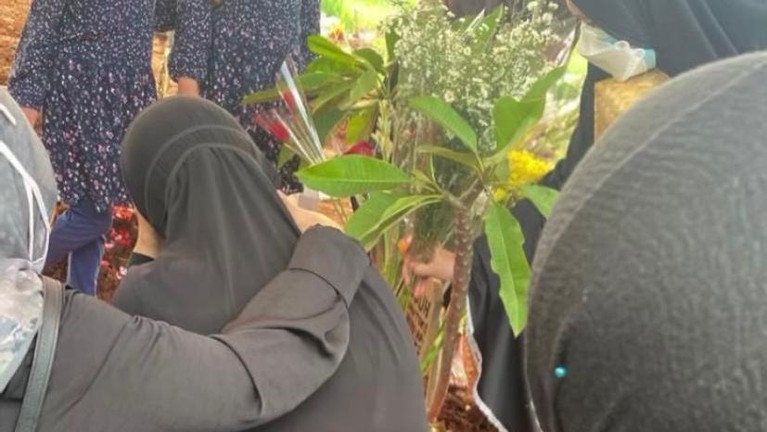 Tangisan Calon Istri Puguh Adik Asri Welas yang Meninggal Jelang Pernikahan Adik Asri Welas, Puguh Yuniantoko meninggal dunia jelang acara pernikahannya. Sang calon istri pun menangis di makam Puguh. Yuk intip!