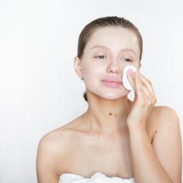 img-title Biar Hasilnya Maksimal, Ini Tips Memakai Toner Wajah yang Perlu Diperhatikan