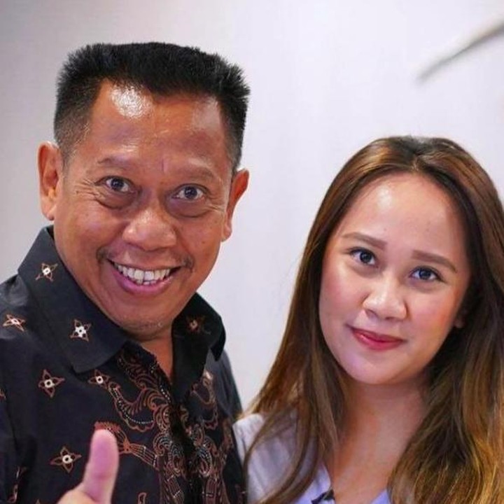 <p>Seperti yang Bunda tahu, komedian Indonesia sebagian besar menomorduakan penampilan. Namun, tak disangka-sangka anak-anaknya cantik dan tampan. Seperti Tukul dan putrinya yang cantik, Novita Eka Afriana ini. Novita juga mengenyam pendidikan S1 jurusan sosiologi. Bertolakbelakang dengan ayahnya yang seorang pelawak. (Foto: Instagram @tukul.arwanaofficial)</p>