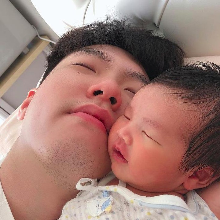 <p>Rutinitas pagi si kecil Jihwani, tiduran bersama sang ayah. (Foto: Instagram @jameski92)</p>