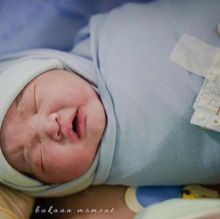 <p>Menjadi orang tua, hari-hari Tara dan Woni berubah. Si kecil jadi pusat perhatian. (Foto: Bukaan Moment via Instagram @jameski92)</p>