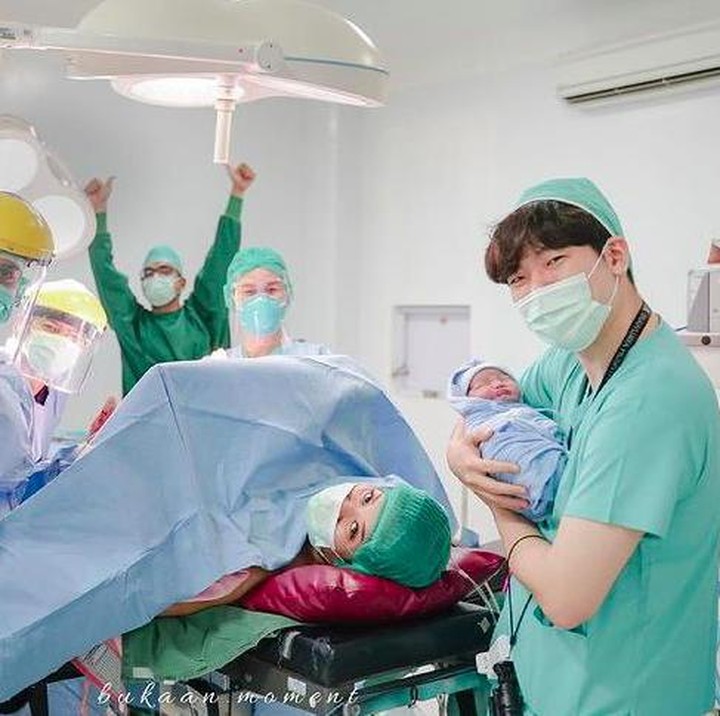 <p>Bunda tahu pasangan YouTuber Indonesia Korea, Tara dan Woni? Kabar terbarunya, mereka baru saja menyambut kelahiran anak pertamanya, lho. (Foto: Bukaan Moment via Instagram @jameski92)</p>