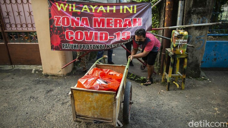 Meski Indonesia terus diterpa rekor buruk akan angka-angka COVID-19 yang tinggi, namun kabar baiknya RI dinobatkan menjadi negara paling dermawan di dunia.
