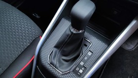 Mana yang Benar Parkir Mobil Matic, Pindah ke P atau Tarik Rem Tangan?