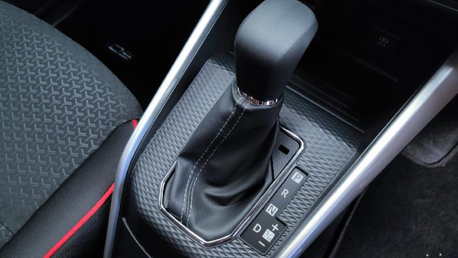 Ada dua syarat yang wajib terpenuhi yaitu memastikan tuas transmisi di posisi P dan menahan menginjak pedal rem.