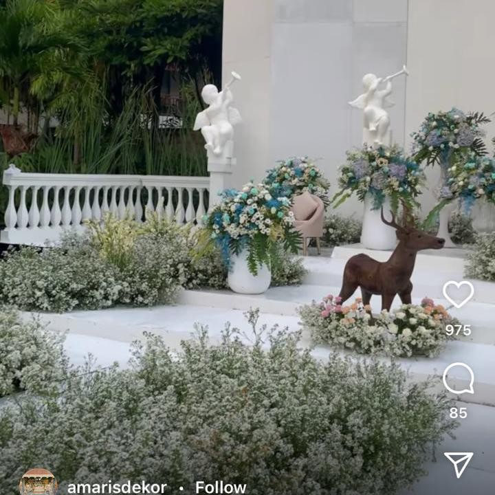 <p>Pemiliki Amaris Dekorasi ini mengubah tanah kosong menjadi taman bunga bernuansa putih, lho. Pesta pernikahan pun bak terjadi di negeri dongeng, Bunda. (Foto: Instagram: @amarisdekor)</p>