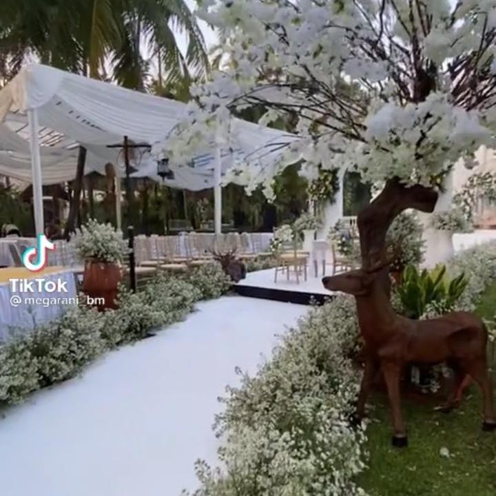 <p>Untuk membuat dekorasi semakin terlihat hidup, sang pendekor tak lupa menambahkan ornamen patung rusa, nih. Seperti pernikahan di istana Disney ya, Bunda! (Foto: TikTok @megarani_bm)</p>