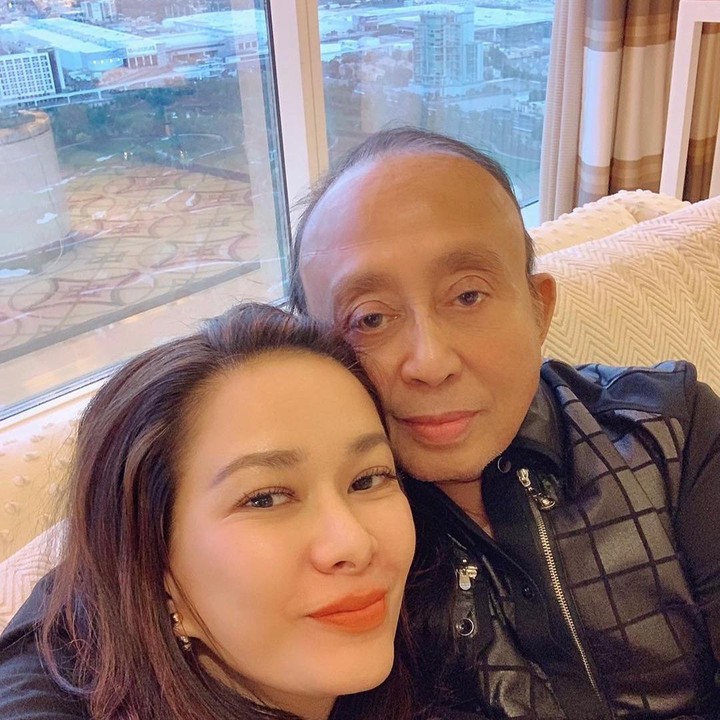 <p>Foto ini diambil saat Donna dan suami sedang jalan-jalan. Dalam captionnya, Donna mengaku iseng sedang mengganggu sang suami nih, Bunda. "Hi ayahhhh. Aku gangguinnnnn ahhhh," tuturnya. (Foto: Instagram @donna.latief)</p>