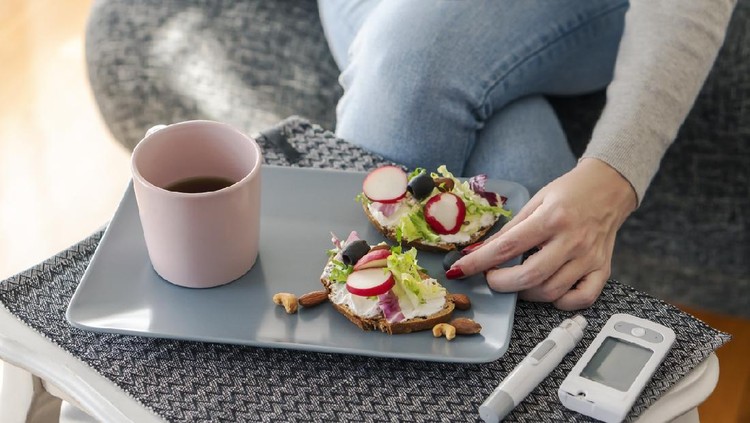 Ilustrasi Kafein Young diabetic woman having breakfast at home.