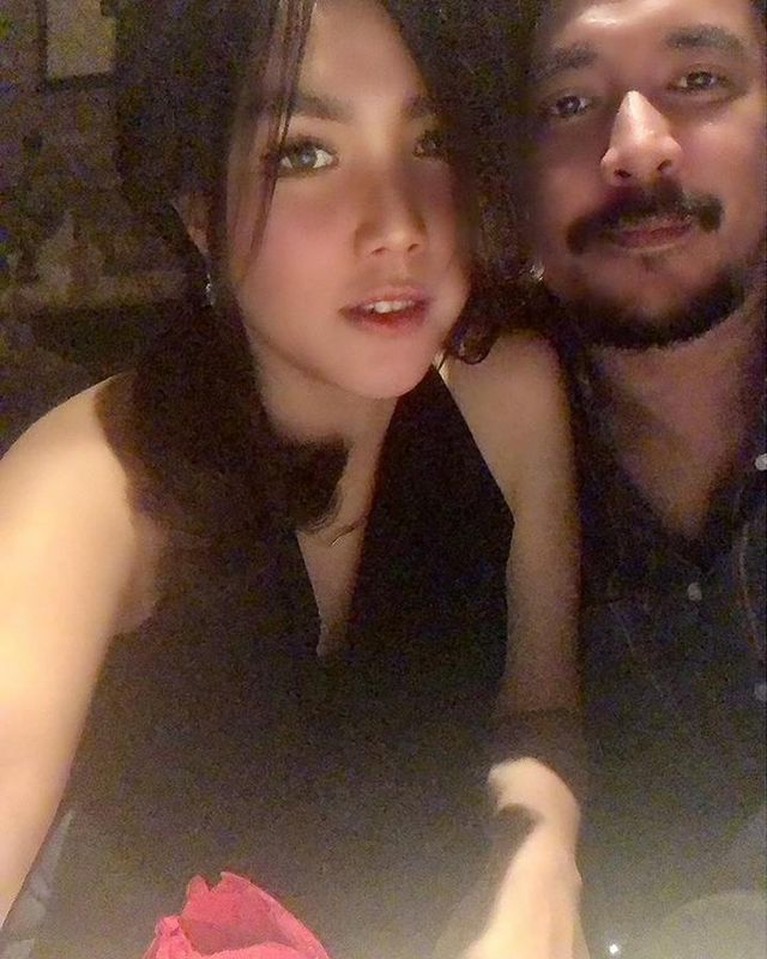 Jarang Tersorot, Intip Momen Mesra Ello dan Sang Kekasih Ello memiliki hubungan asmara dengan seorang wanita yang bernama Cindy Maria. Yuk kita intip kemesraan mereka!