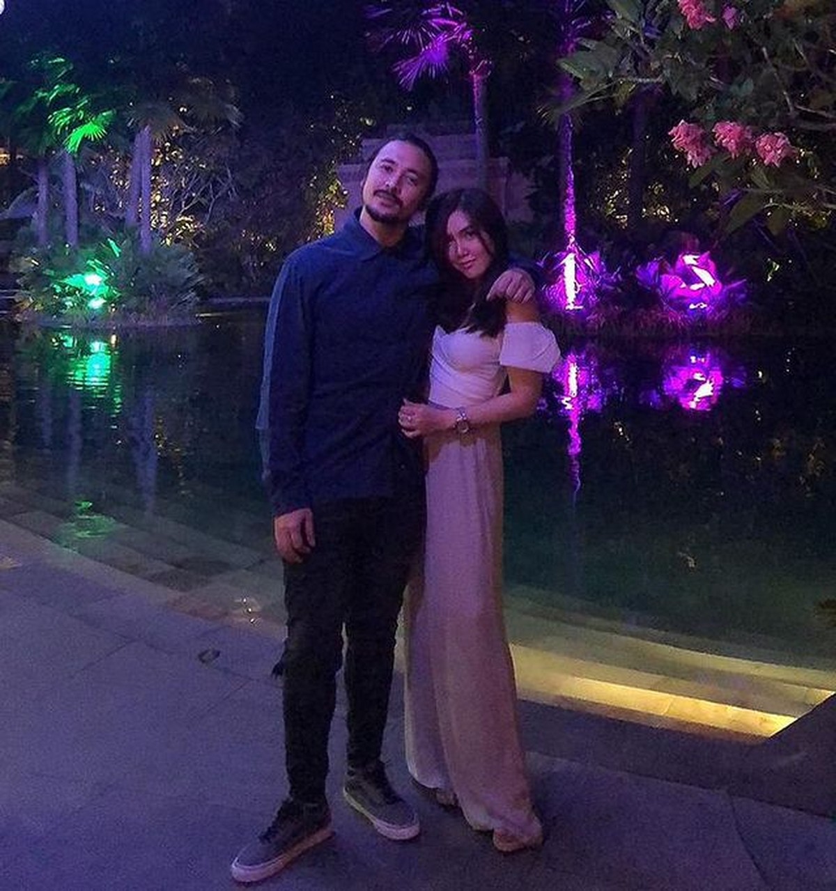 Ello memiliki hubungan asmara dengan seorang wanita yang bernama Cindy Maria&period; Yuk kita intip kemesraan mereka&excl;