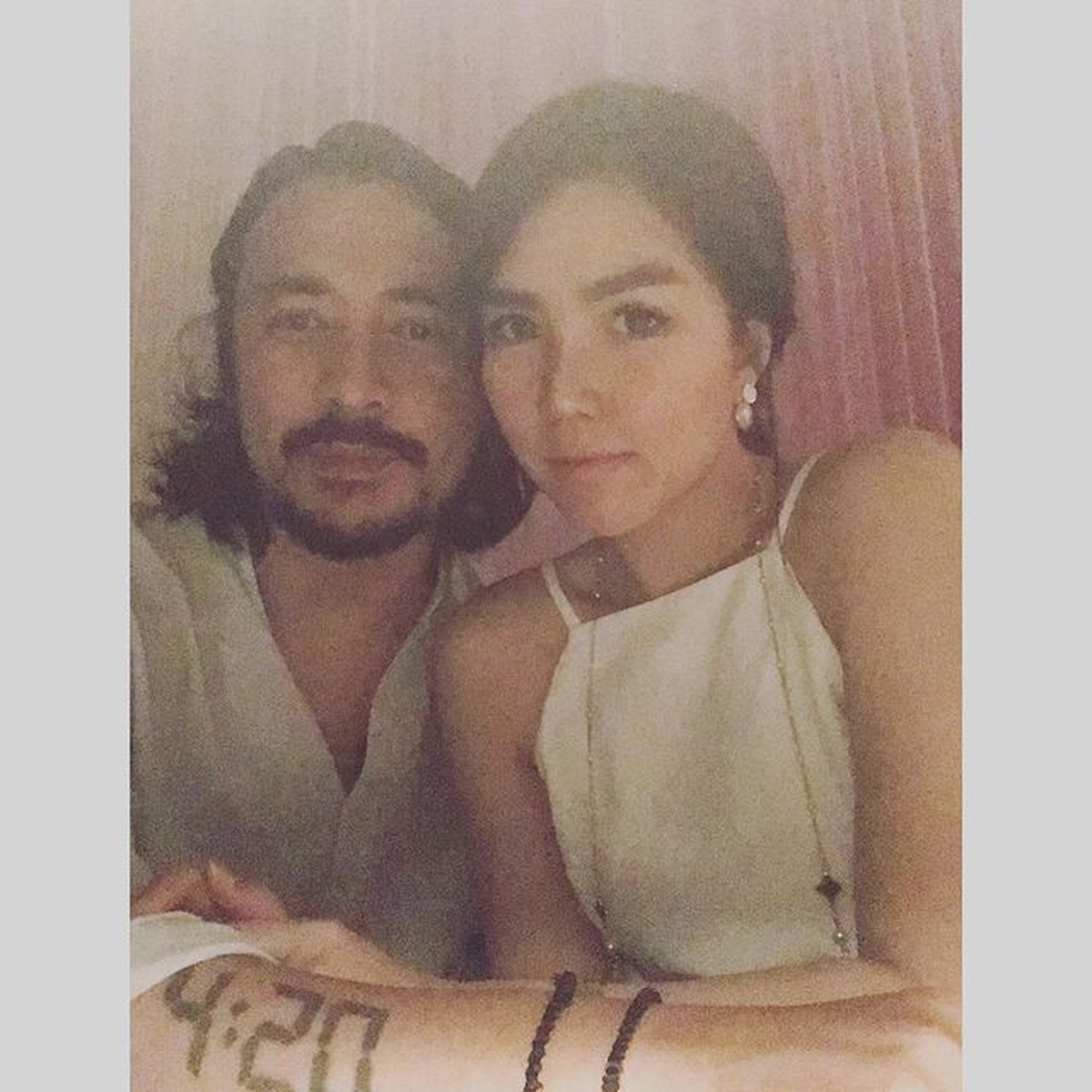 Ello memiliki hubungan asmara dengan seorang wanita yang bernama Cindy Maria&period; Yuk kita intip kemesraan mereka&excl;