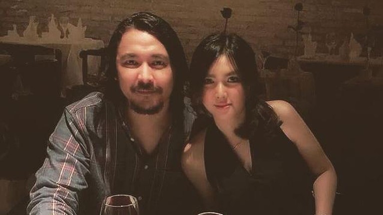 Jarang Tersorot, Intip Momen Mesra Ello dan Sang Kekasih Ello memiliki hubungan asmara dengan seorang wanita yang bernama Cindy Maria. Yuk kita intip kemesraan mereka!