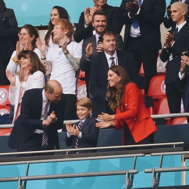 Asyik Nonton Bola Pakai Blazer Rp800 Ribu, Kate Middleton Jadi Sorotan
