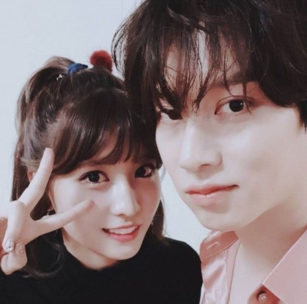 Kandasnya hubungan Momo TWICE dan Heechul Super Junior dibenarkan oleh agensi masing-masing&period; Yuk intip kembali momen mereka&excl;