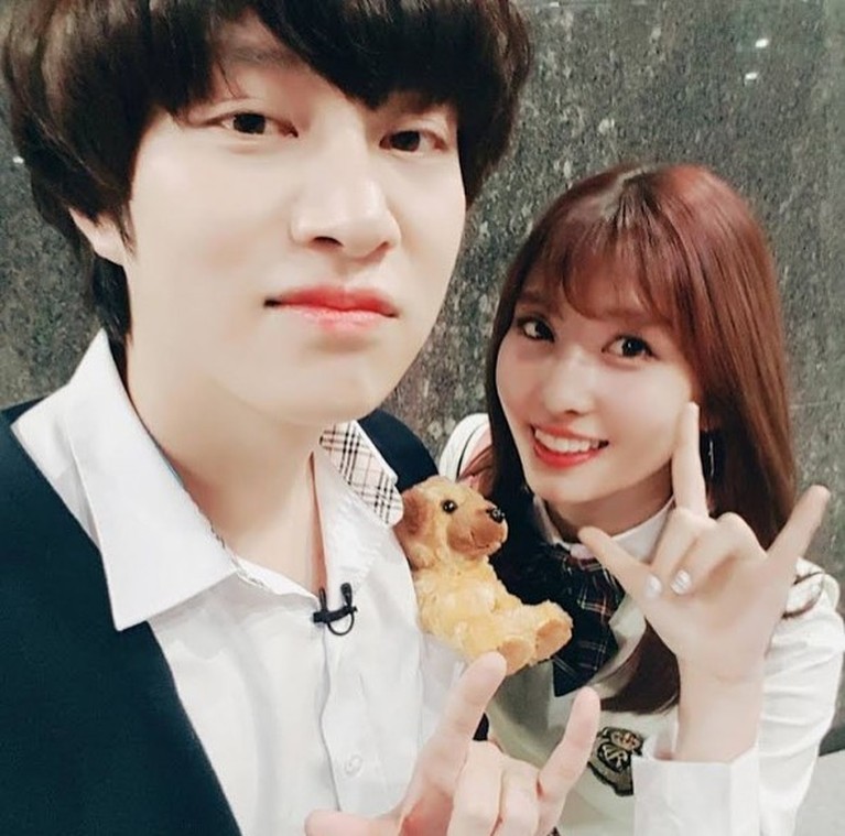 Kenangan Manis Momo TWICE dan Heechul SuJu yang Bikin Penggemar Ikut Galau Kandasnya hubungan Momo TWICE dan Heechul Super Junior dibenarkan oleh agensi masing-masing. Yuk intip kembali momen mereka!