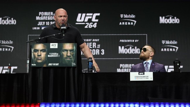 Conor McGregor mengancam memukul wartawan dalam konferensi pers jelang lawan Dustin Poirier di UFC 264 karena pertanyaan yang membawa-bawa nama Barack Obama.