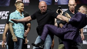 McGregor Tendang Poirier di Faceoff UFC 264