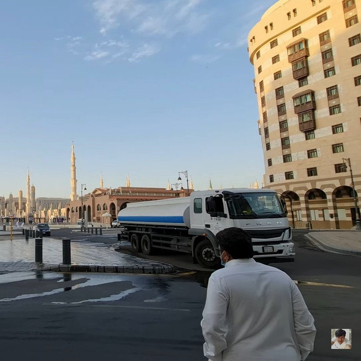 <p>Sementara itu di Madinah, suasa kota tampak lebih sepi dari biasanya. Hanya terdapat beberapa petugaas yang bekerja membersihkan kota dengan memakai desinfektan. (Foto: YouTube Alman Mulyana)</p>