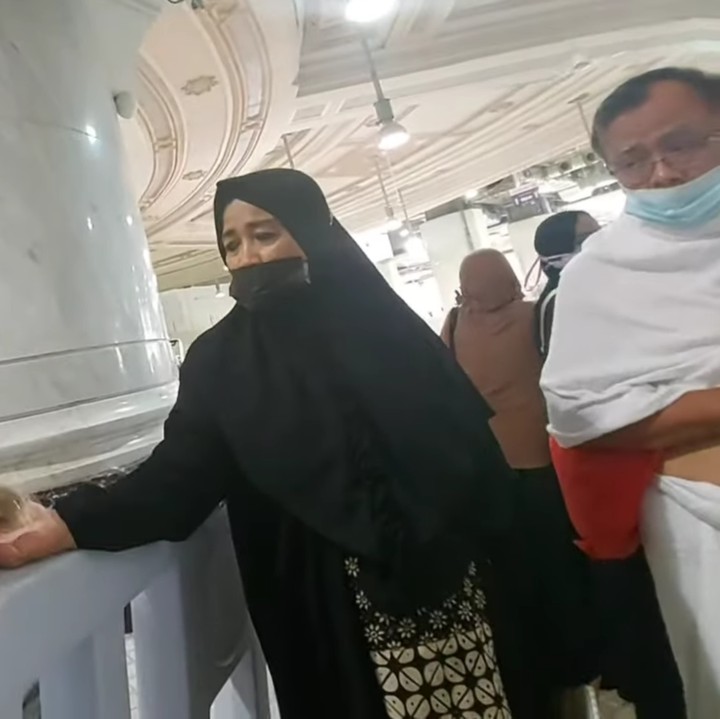 <p>Jemaah yang tengah melakukan ibadah umrah juga bisa mendapatkan buah-buahan khas Timur Tengah ketika melakukan tawaf. (Foto: YouTube Faiz Slamet)</p>