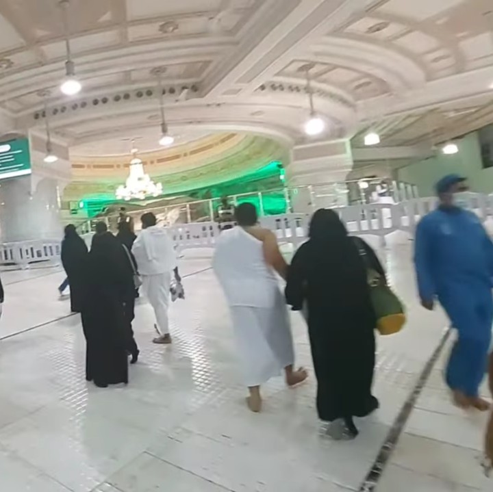 <p>Suasana Masjidil Haram cenderung terlihat lebih sepi sejak adanya pandemi COVID-19. Menjelang ibadah haji 2021, tidak banyak jemaah yang berada di Tanah Suci. (Foto: YouTube Faiz Slamet)</p>