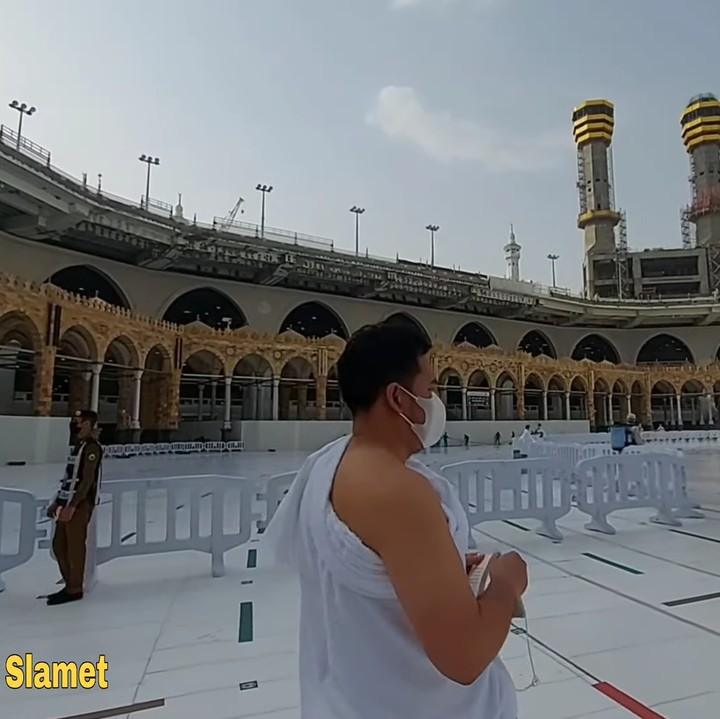 <p>Pemerintah Arab Saudi telah menutup ibadah umrah untuk persiapan haji 2021. Hanya warga negara Arab Saudi dan ekspatriat yang diperbolehkan masuk ke area Masjidil Haram. (Foto: YouTube Faiz Slamet)</p>