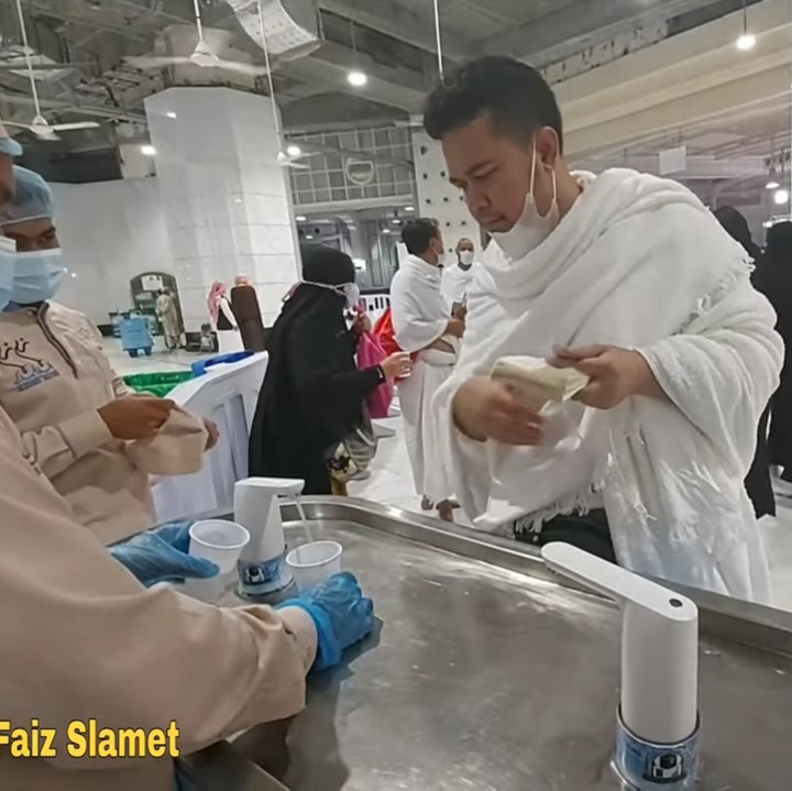 <p>Tempat meminum air zam zam yang semula ditutup kini sudah dibuka kembali, Bunda. Jemaah dapat mengambil air zam zam dengan mesin otomatis untuk menghindari penularan COVID-19. (Foto: YouTube Faiz Slamet)</p>