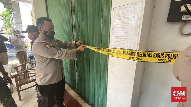 Pemkot Medan menutup dan menyegel pabrik pengolahan bulu ayam karena menimbulkan bau menyengat bagi warga sekitar.