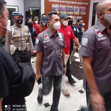 Penampakan Nia Ramadhani & Ardi Bakrie Tertunduk Pakai Baju Tahanan