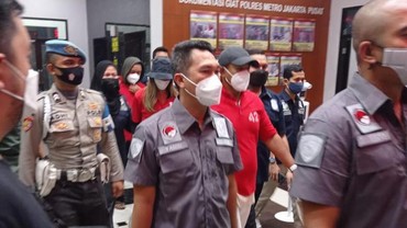 Penampakan Nia Ramadhani & Ardi Bakrie Tertunduk Pakai Baju Tahanan