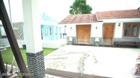 <p>Rumah Pasha Ungu tak hanya terdiri satu bangunan, terdapat bangunan terpisah berupa musala dan kamar singgah untuk para tamu yang menginap. Benar-benar seperti vila ya, Bunda? (Foto: YouTube Shanty Denny)</p>