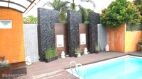 <p>Di bagian belakang rumahnya, Pasha Ungu dan Adelia memiliki kolam renang besar yang didekorasi menyerupai kolam renang villa. Bikin betah di rumah! (Foto: YouTube Shanty Denny)</p>