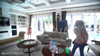 <p>Jika mengintip ke dalam, rumah Pasha Ungu didominasi dengan interior bernuansa putih. Area utama di rumah mereka sangat luas dijadikan sebagai tempat berkumpulnya keluarga. (Foto: YouTube Shanty Denny)</p>