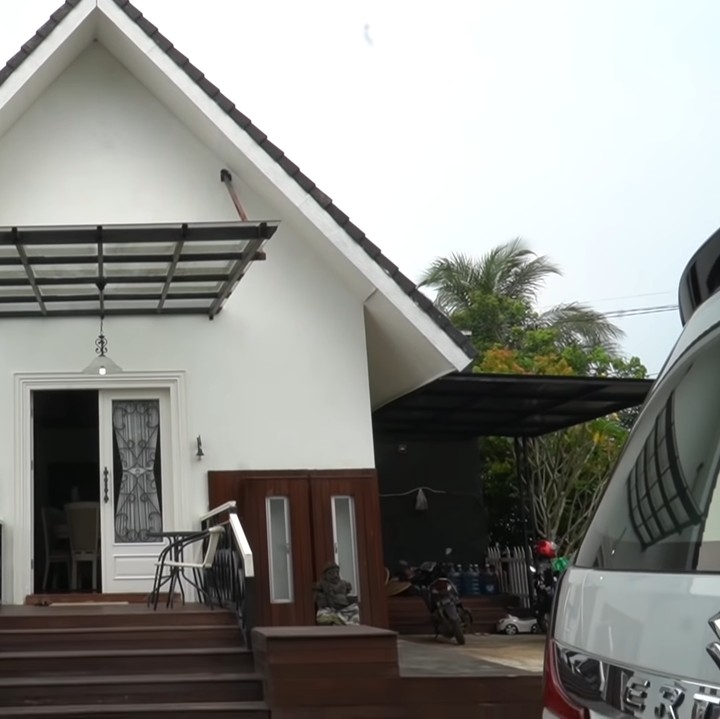 <p>Pasha Ungu dan keluarga kini menempati rumah mereka di Bogor, Jawa Barat. Dari luar, rumahnya terlihat modern dan bernuansa serba putih. (Foto: YouTube Shanty Denny)</p>