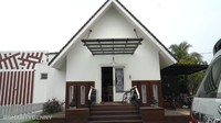 <p>Pasha Ungu dan keluarga kini menempati rumah mereka di Bogor, Jawa Barat. Dari luar, rumahnya terlihat modern dan bernuansa serba putih. (Foto: YouTube Shanty Denny)</p>