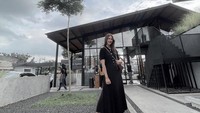 <p>Tak hanya mini dress, model asal Semarang itu juga tampak elegan dalam balutan maxi dress lho. Penampilannya terlihat lebih anggun dengan potongan baju panjang. (Foto: Instagram: @paula_verhoeven)</p>