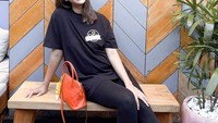 <p>Paula Verhoeven tidak hanya terlihat modis dalam balutan dress, melainkan busana kasual. Wanita kelahiran 1987 itu memang gemar mengenakan outfit bernuansa serba hitam yang membuatnya tampak kece. (Foto: Instagram: @paula_verhoeven)</p>