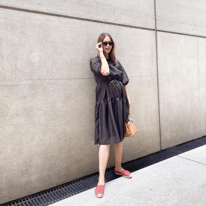 <p>Salah satu outfit yang dikenakannya adalah mini dress berwarna hitam dengan siluet oversized. Ia memadukannya bersama handbag dan slip on shoes berwarna oranye serta kacamata hitam. (Foto: Instagram: @paula_verhoeven)</p>