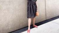 <p>Salah satu outfit yang dikenakannya adalah mini dress berwarna hitam dengan siluet oversized. Ia memadukannya bersama handbag dan slip on shoes berwarna oranye serta kacamata hitam. (Foto: Instagram: @paula_verhoeven)</p>