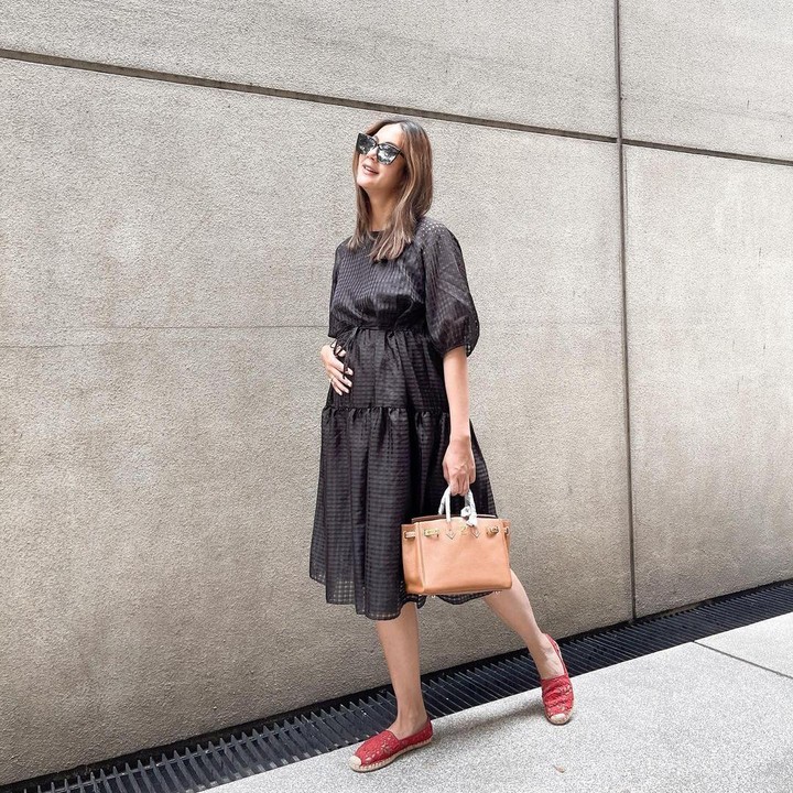 <p>Usia kehamilan yang semakin besar membuat baby bump di tubuhnya mulai tampak, Bunda. Ia pun tampil semakin elegan dengan pilihan outfit bumil. (Foto: Instagram: @paula_verhoeven)</p>